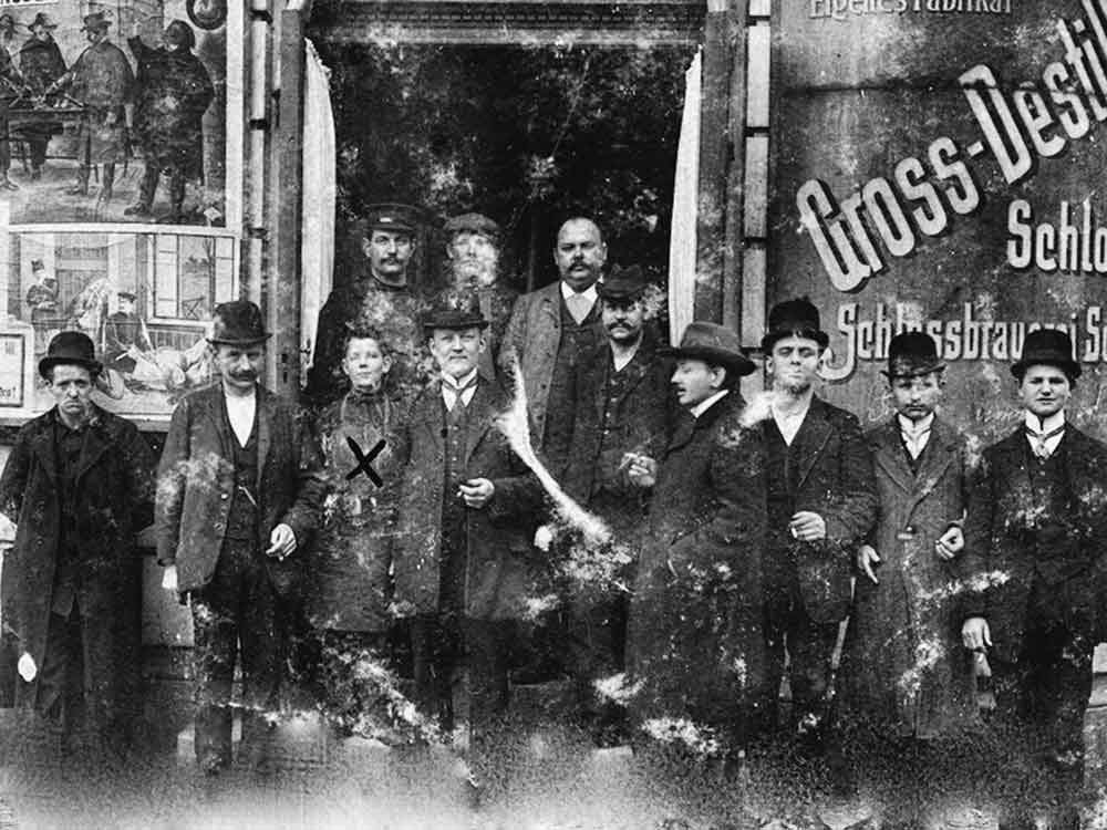 1910 Lichtspielhaus Willy Scholz, Berlin-Oberschöneweide (Oberschöneweider Lichtspiele), Kreuz: mein Großvater Karl Johann Volkmann, alle anderen Personen unbekannt.