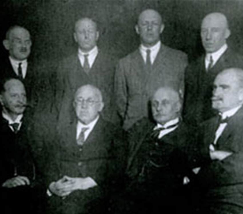 Libauer Ärzte um 1928/29, vermutlich Stadtkrankenhaus, v.l.n.r. stehend Paul Hansen 1890-1966 - ? - ? - ? sitzend ? - ? - Arnold Christiani 1865-1935 - ?