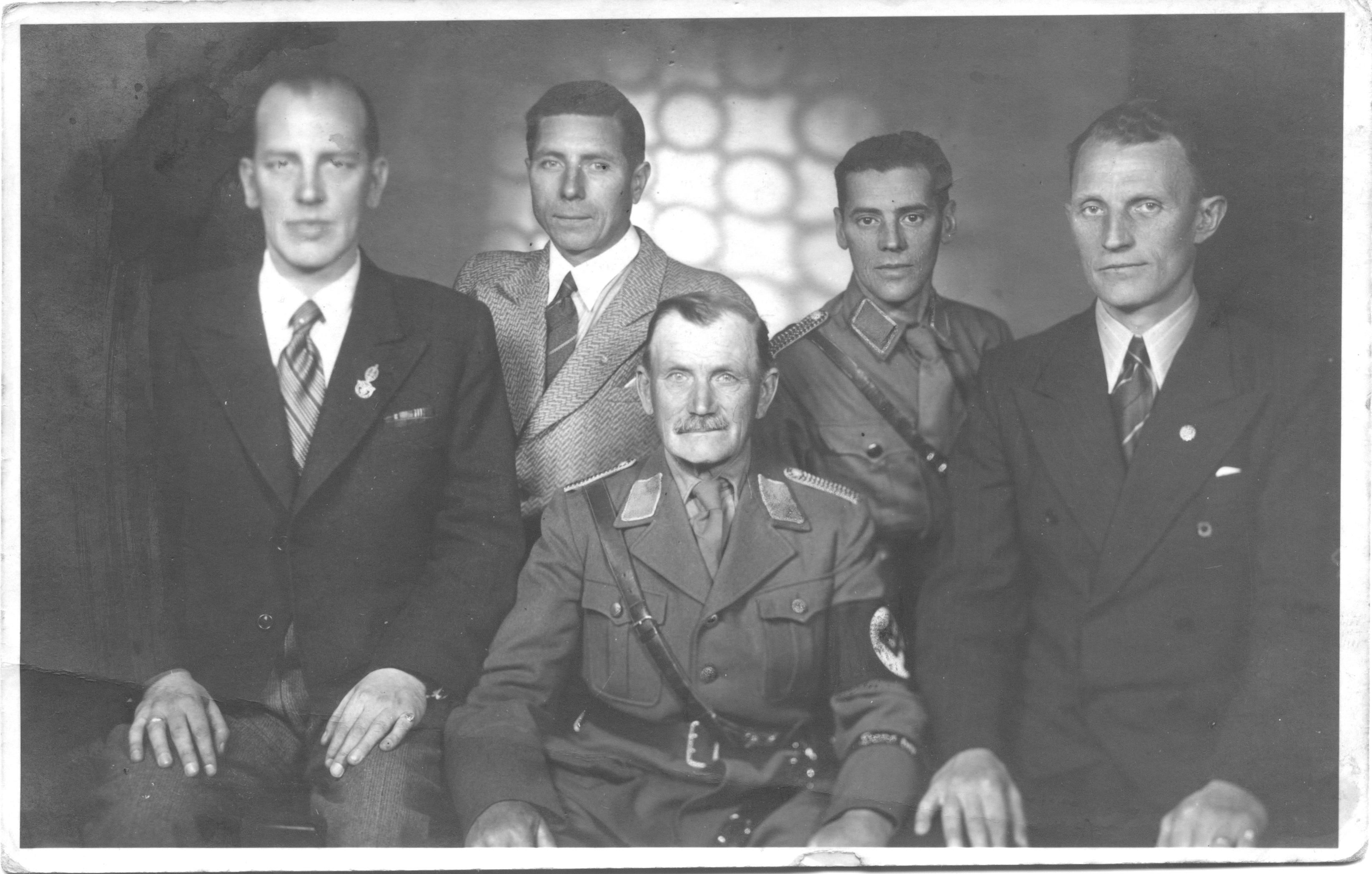 Riga 1934 (oder später), Links außen: Alexander Woldemar Pirang, geb. 17.04.1902 in Schlock (Slokas) b. Riga. Wer kann Hinweise zu Personen, Uniformen/Organisationen oder Abzeichen auf dem Foto geben?