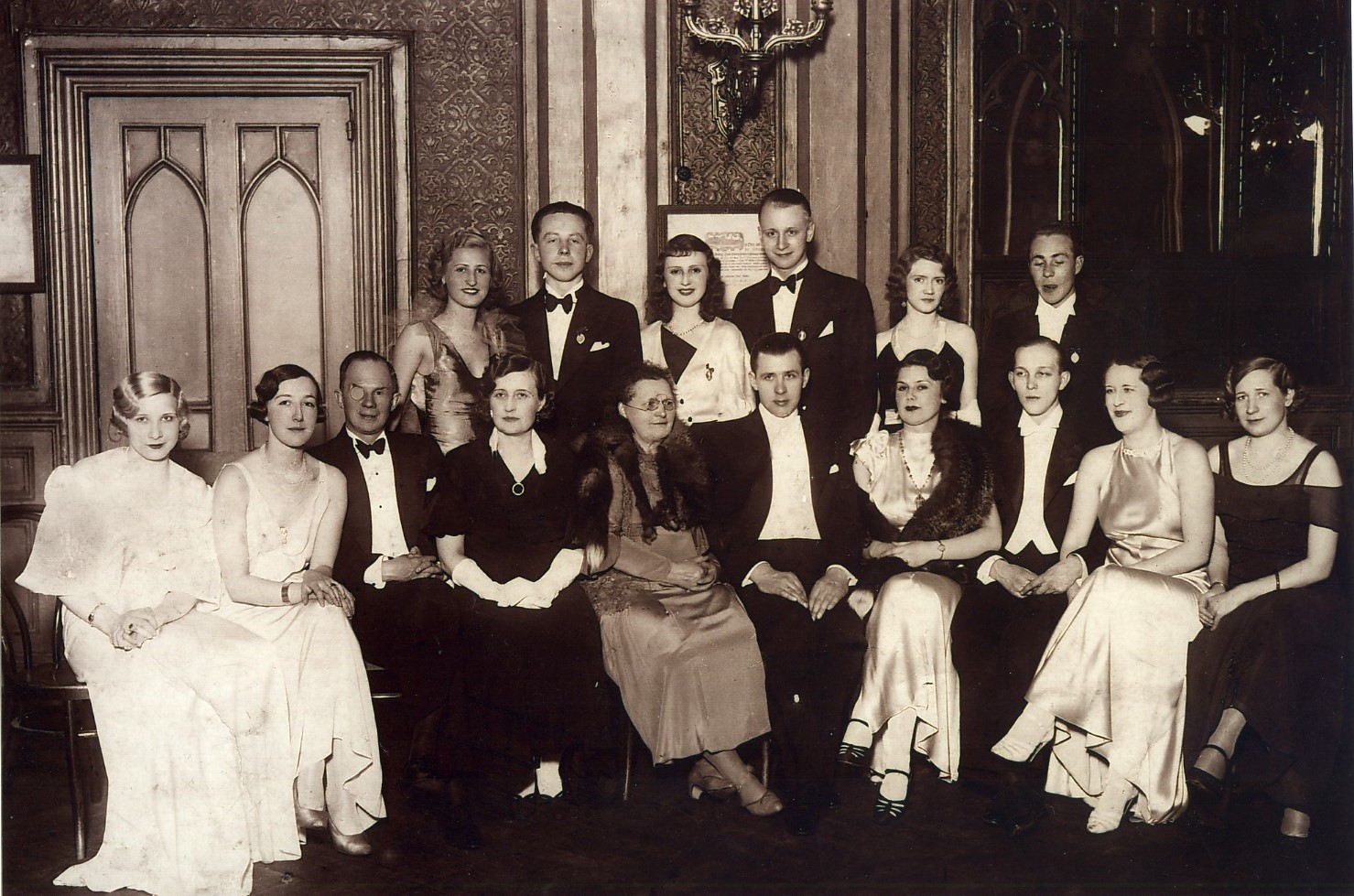 Riga 1935, Jahresmeisterschaft im Gesellschaftstanz, 1. Paar stehend rechts: Ella Walendowsky, geb. Wendt, Wilhelm Walendowsky